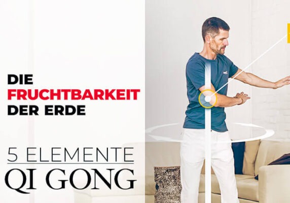 Wolfgang pendant un exercice de Qi Gong, sur l'image le texte : La fertilité de la terre, 5 éléments Qi Gong