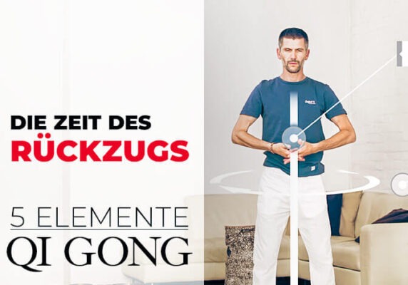 Wolfgang pendant un exercice de qi gong, sur l'image le texte : Le temps de la retraite, 5 éléments Qi gong