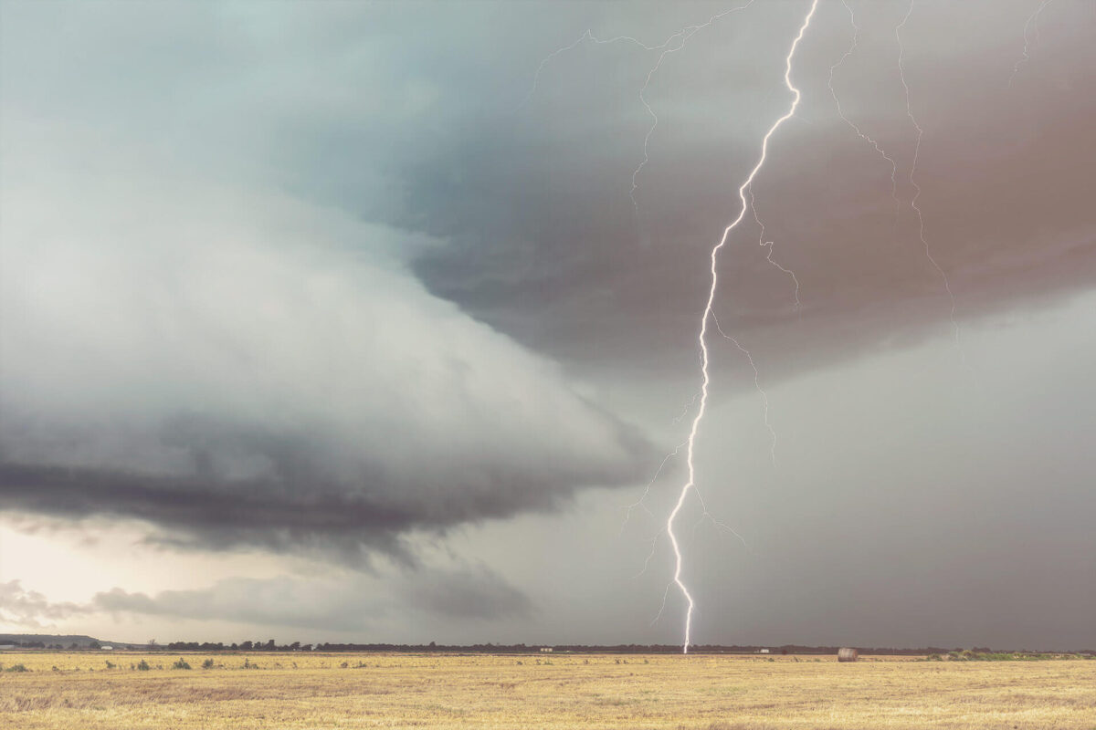 Caída de un rayo en el campo