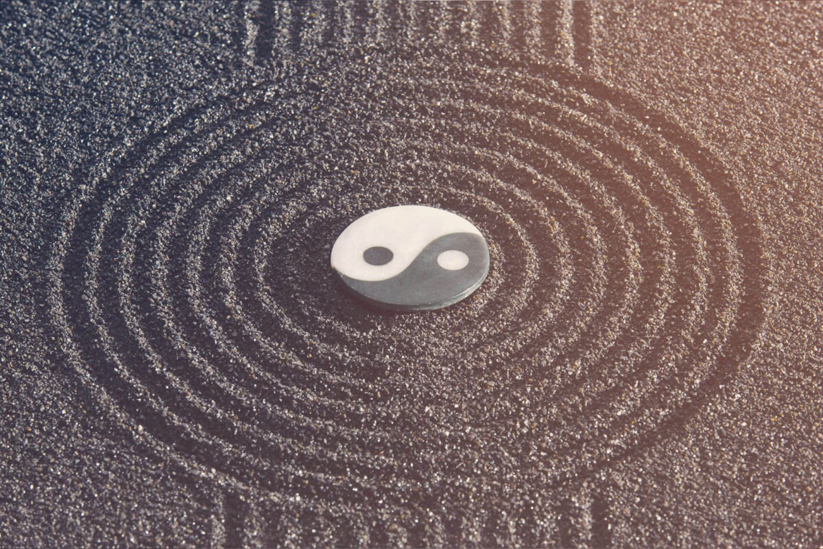 Yin-Yang Stein in einem Zen Garten