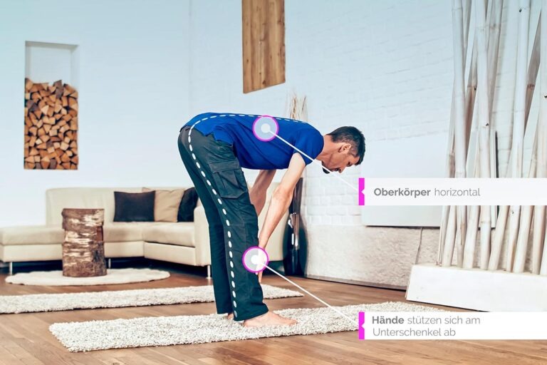 Wolfgang durante l'esercizio di yoga dei meridiani Piegamento in avanti in piedi per il meridiano della vescica con la linea di demarcazione marcata