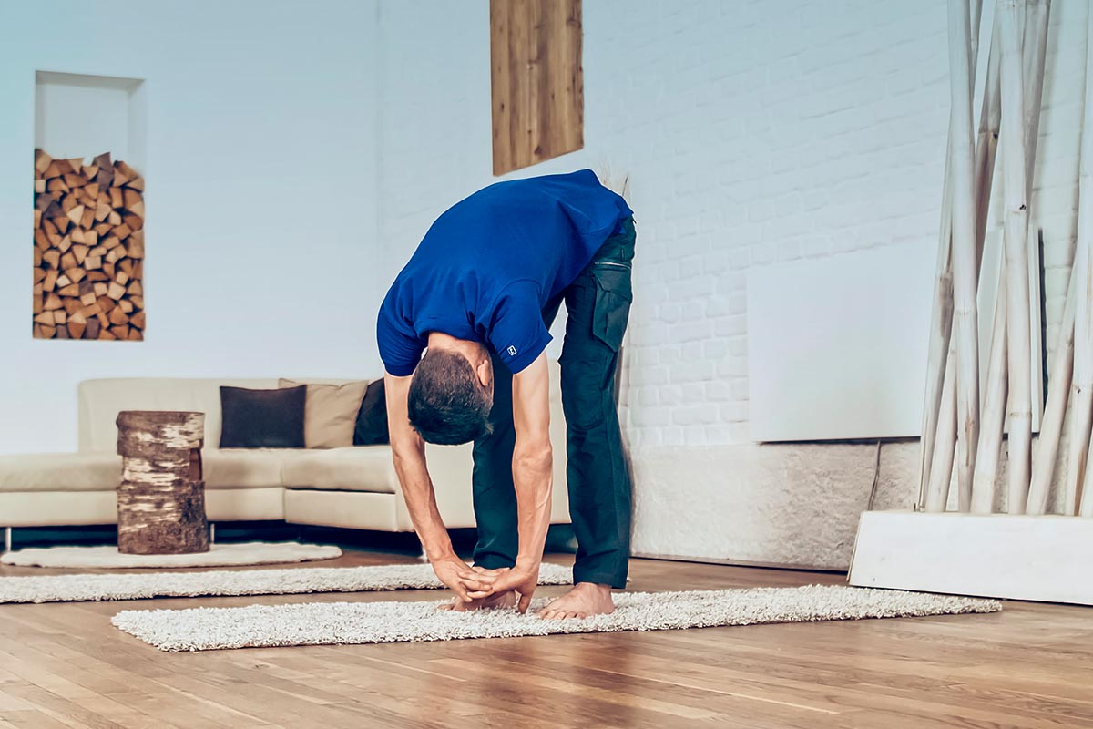 Wolfgang durante el ejercicio de Yoga Meridiano Escaneo Qi para el calentador triple