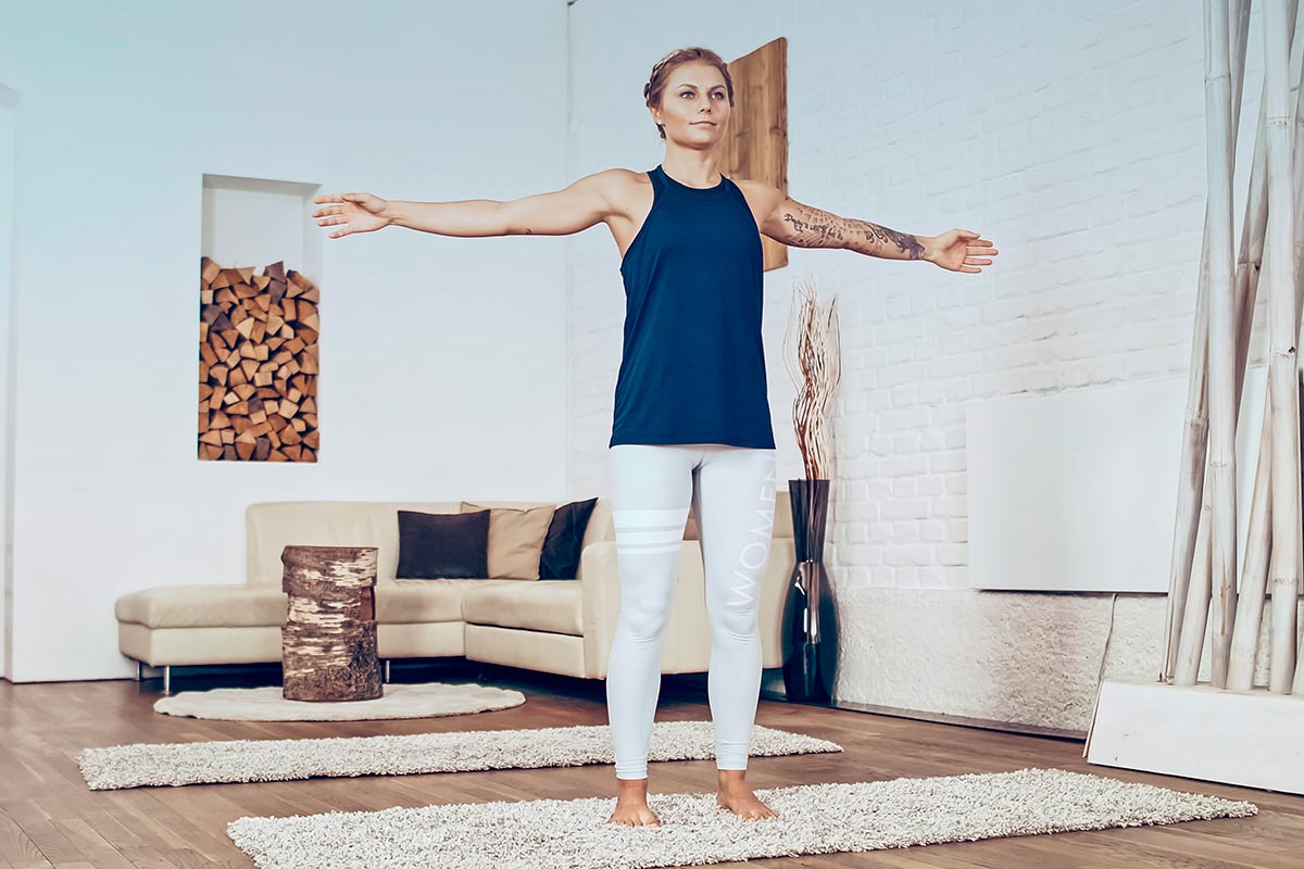 Kati haciendo el ejercicio de yoga de los meridianos Abrir el corazón para el meridiano del corazón