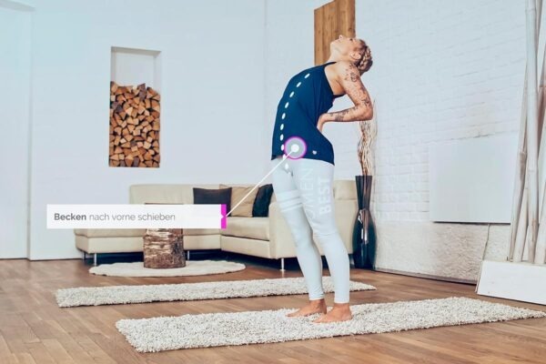 Kati esegue l'esercizio di yoga dei meridiani con il piegamento all'indietro per il vaso del concepimento e la linea di demarcazione segnata.