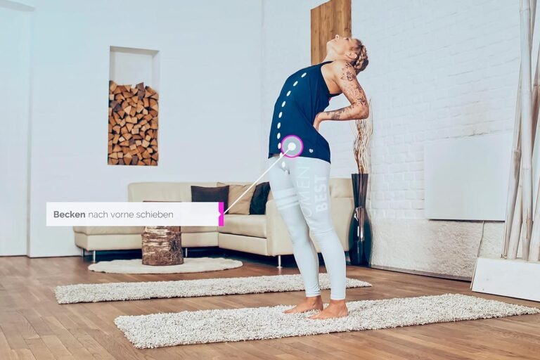 Kati lors de l'exercice de Meridian Yoga flexion arrière pour le vaisseau conceptuel avec ligne d'étirement dessinée