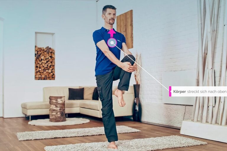 Wolfgang haciendo el árbol de ejercicios de yoga meridiano para el meridiano del estómago con el punto de vigilancia marcado en él.