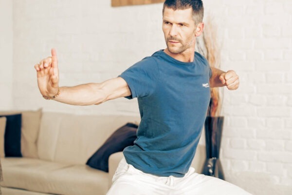 Wolfgang durante l'esercizio di Qi Gong Disegnare l'arco (arciere) (Qi Gong dei 5 elementi)
