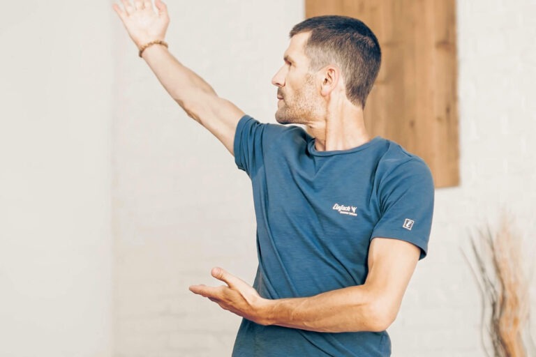 Wolfgang pendant l'exercice de qi gong Regarder la pleine lune (5 éléments du qi gong)