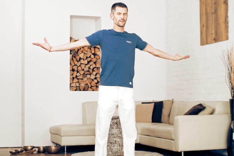 Wolfgang bei der Qi Gong Übung Herz öffnen (5 Elemente Qi Gong)