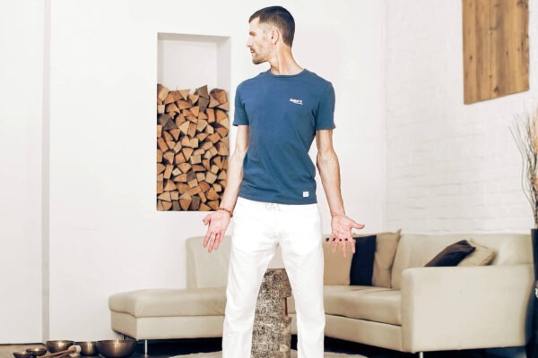 Wolfgang durante l'esercizio di Qi Gong Guardare indietro (5 elementi Qi Gong)