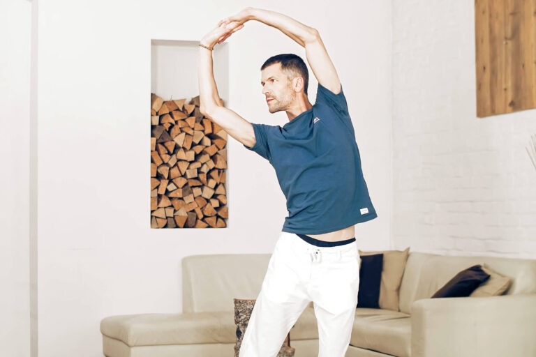 Wolfgang haciendo el ejercicio de Qi Gong Rainbow Swing (5 Elementos Qi Gong)