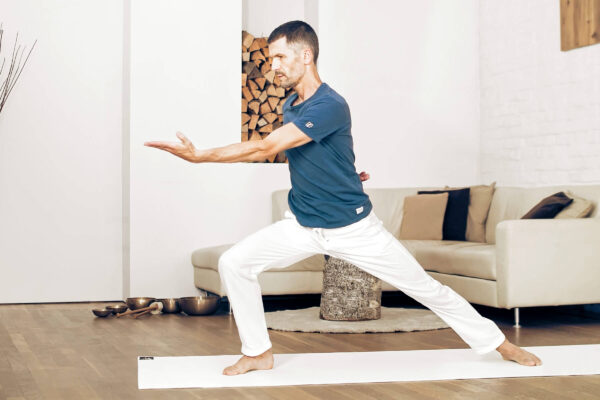 Wolfgang esegue l'esercizio di Qi Gong Twist (Qi Gong dei 5 elementi)