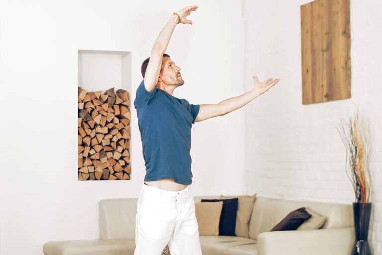 Wolfgang esegue l'esercizio del Qi Gong dei mulini a vento (Qi Gong dei 5 elementi)