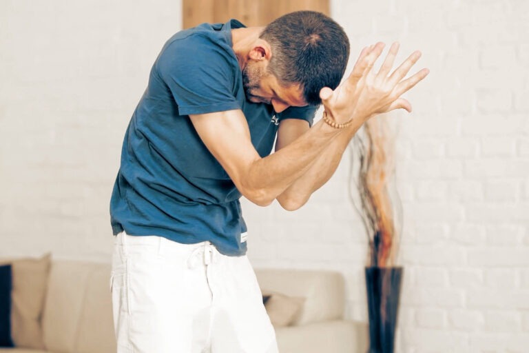 Wolfgang doing the Qi Gong exercise Spinal Breathing (5 Elements Qi Gong)