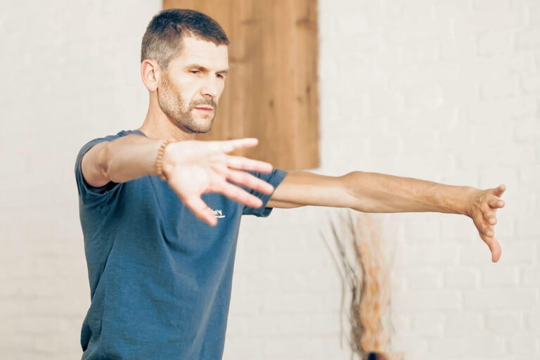 Wolfgang bei der Qi Gong Übung Wolkenhände (5 Elemente Qi Gong)