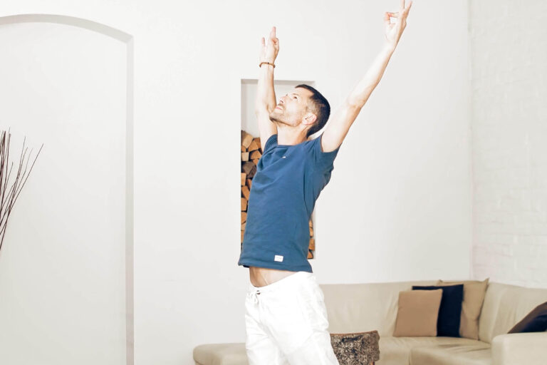 Wolfgang bei der Qi Gong Übung Wolkentore öffnen (5 Elemente Qi Gong)