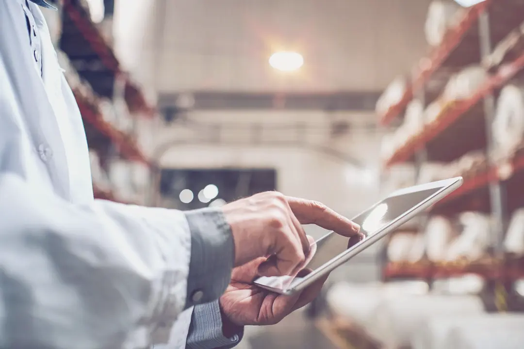 Mélanges d'herbes TCM de qualité TOP Contrôleur de qualité des mélanges d'herbes TCM dans l'entrepôt avec iPad