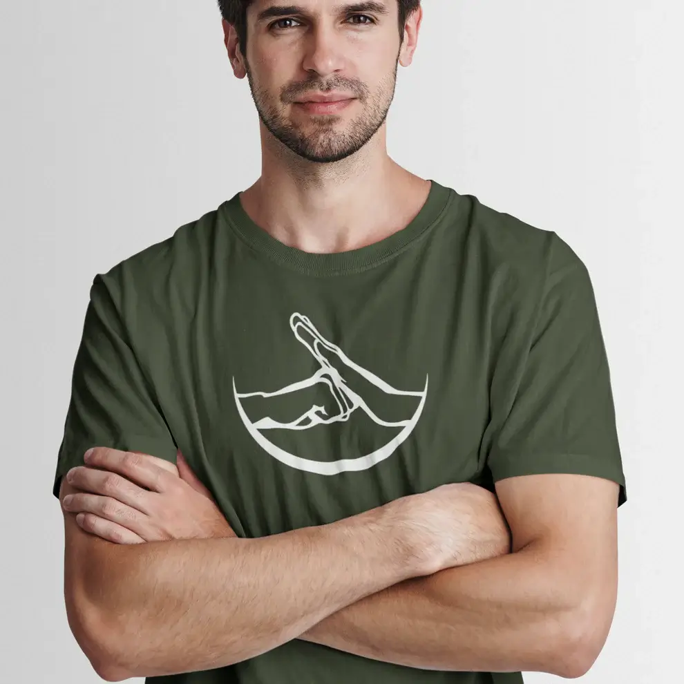 studio-mockup-of-a-man-in-a-t-shirt-posing-with-crossed-arms-42821-r-el2 Shaolin Gruß | Organisches T-Shirt | Herren - Image 2